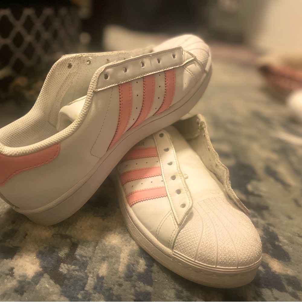 Superstar Adidas shell toe w/pink stripes size US 8